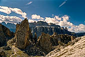 Trekking nel Parco Naturale Puez-Odle. Da Passo Gardena al Rifugio Puez, i picchi del passo Cir, si intravede il Gruppo del Sella.